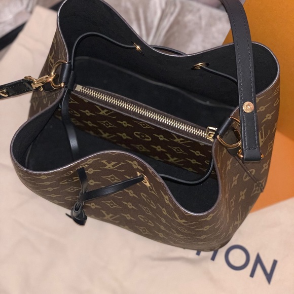 Louis Vuitton - Picture 2 of 3